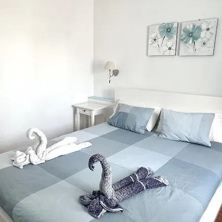 Lovely Near The With Pool & Wifi Apartman